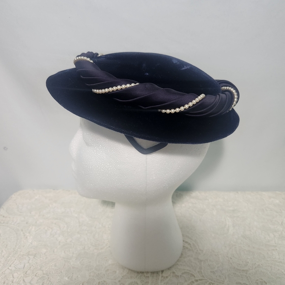 Vintage 1950s Navy Velvet Tilt Hat. Faux Pearl Trim Elegant Mad Men Church Hat main image 8
